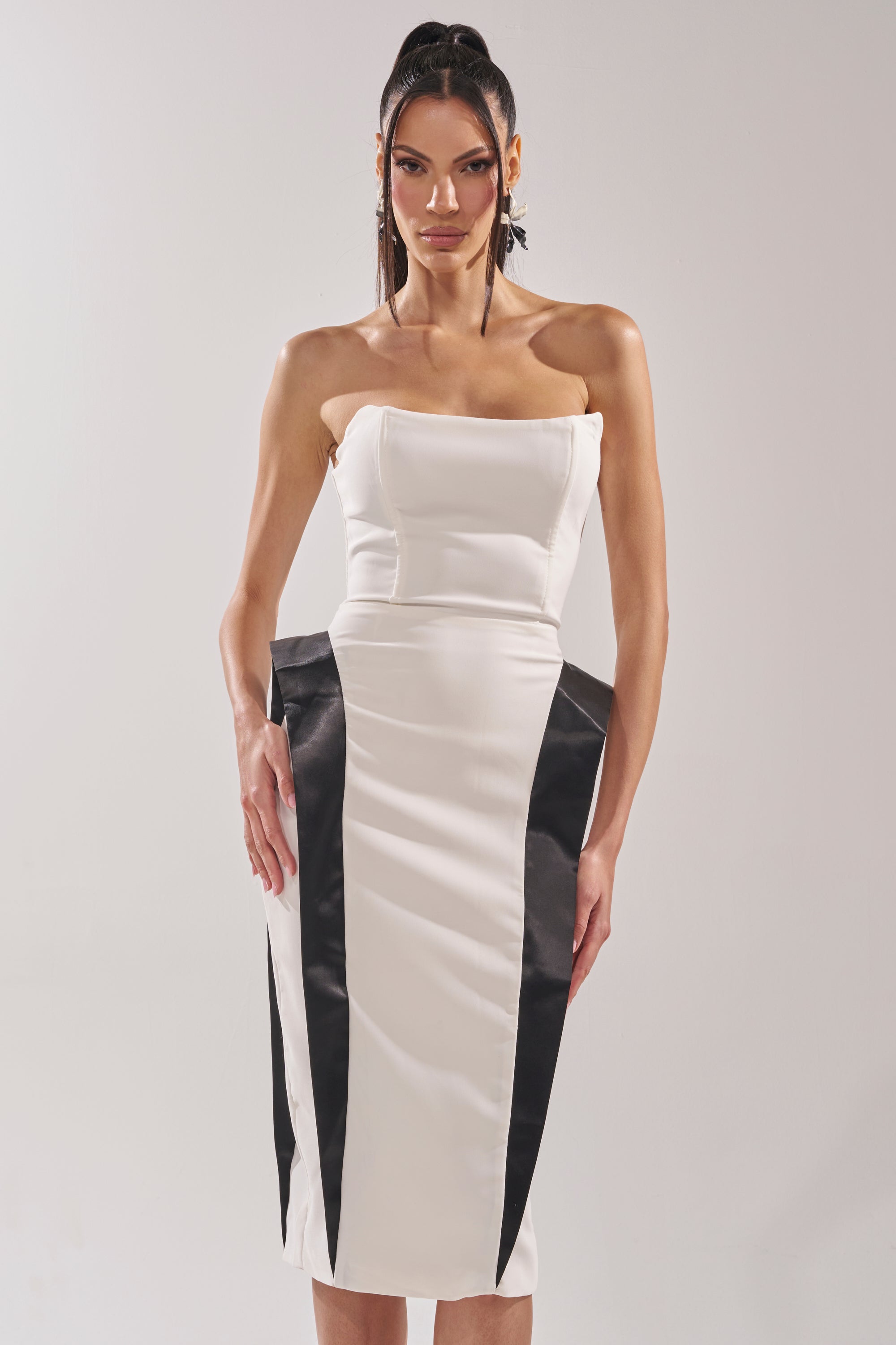 CHIC AND SOPHISTICATED STRUCTURED MIDI DRESS IN WHITE