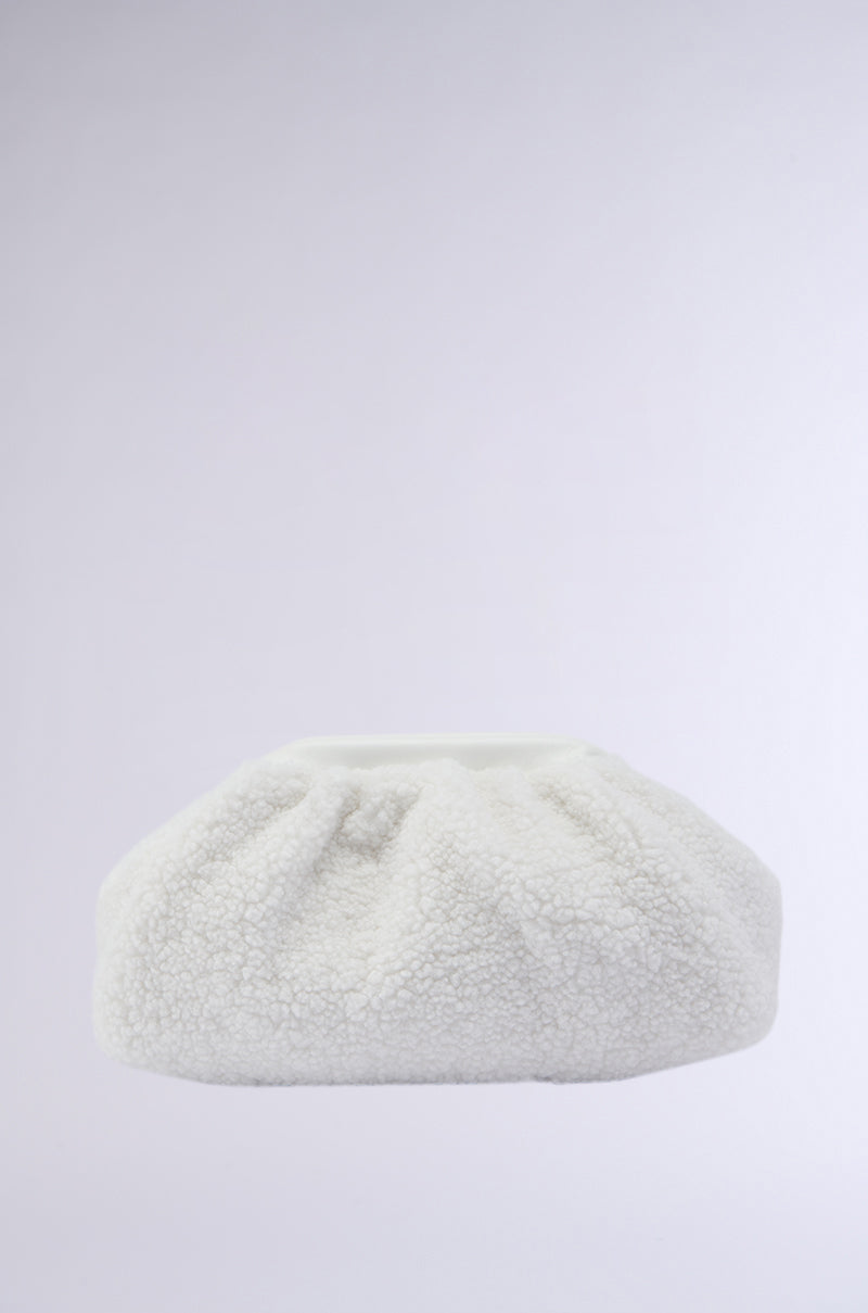 ESSENTIAL SHERPA CLUTCH
