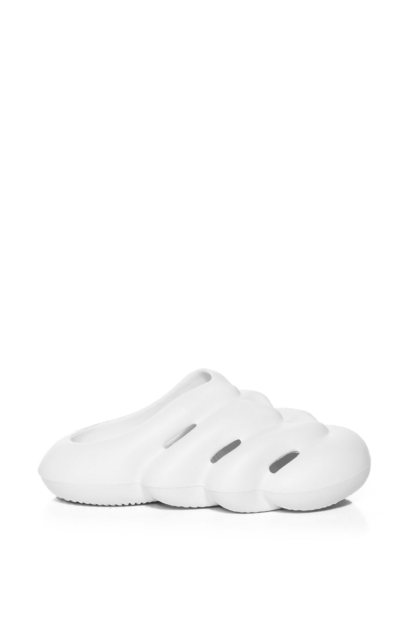 AZALEA WANG RUMBLE RUBBER FLAT SANDAL IN WHITE