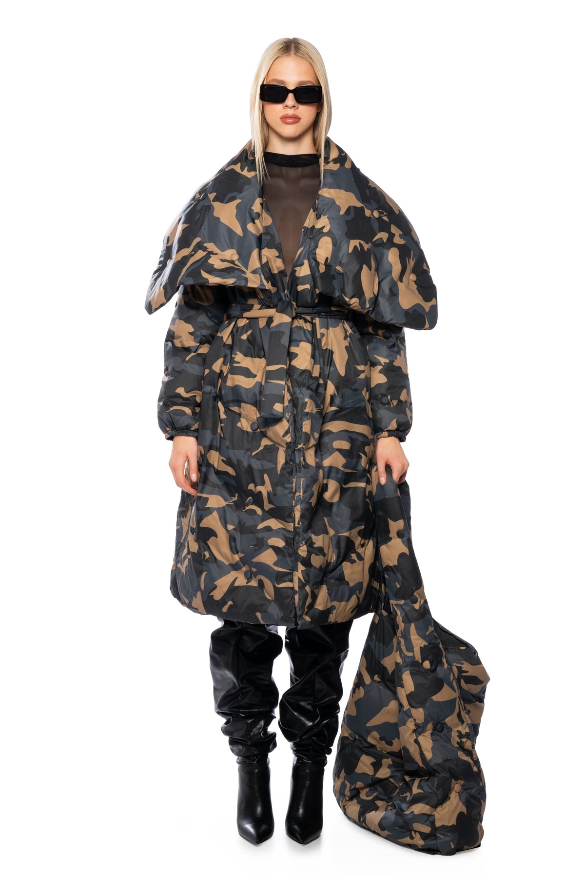 CAMPING TUFTED PUFFER TOTE IN CAMO