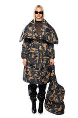 CAMPING TUFTED PUFFER TOTE IN CAMO
