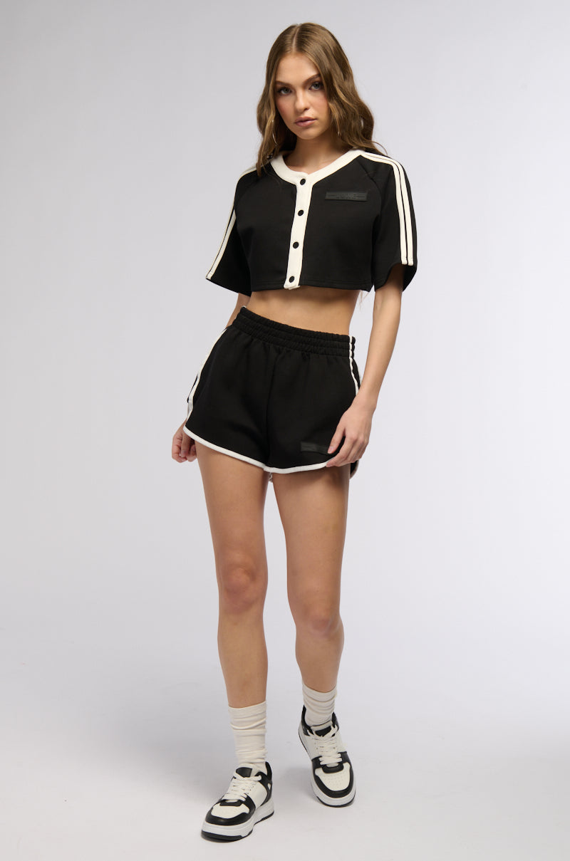 ON POINT BUTTON DOWN CROP TOP IN BLACK