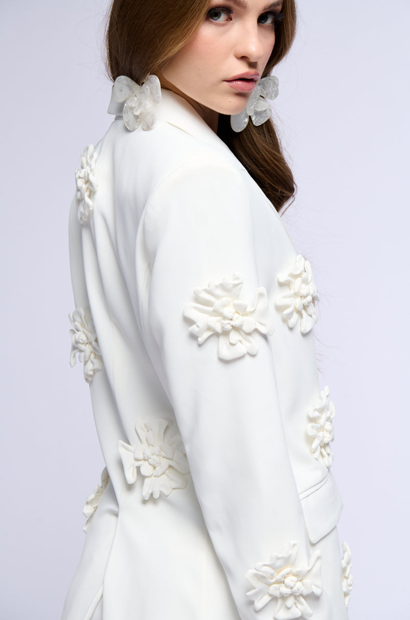RUMI MONOCHROME FLORAL BLAZER IN WHITE